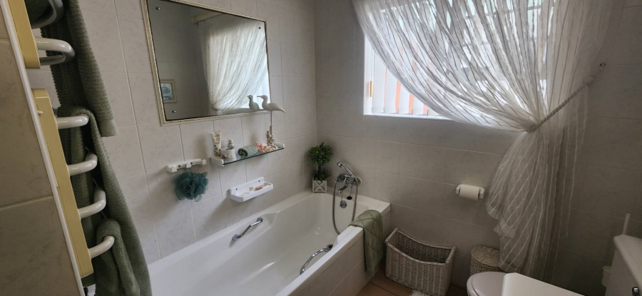 4 Bedroom Property for Sale in Glentana Western Cape